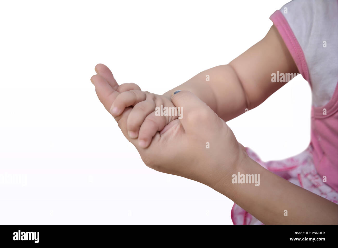 - La madre y el niño manos cerca aislado sobre fondo blanco. Foto de stock