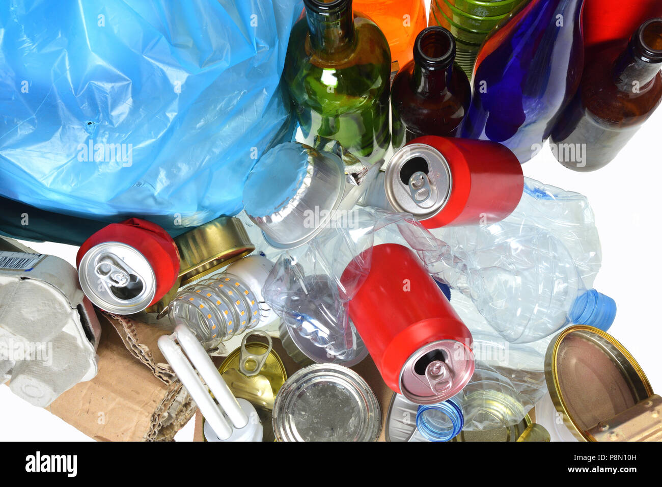 Basura compuesta de latas, botellas de plástico, vidrio, cartón, botellas,  latas y tetrabrik bombilla Fotografía de stock - Alamy