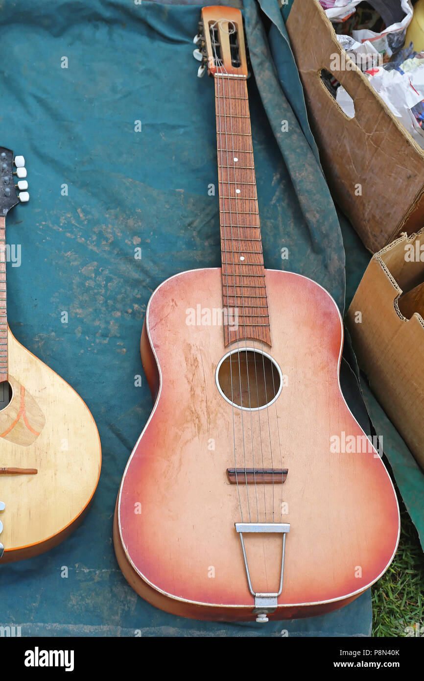 Guitarra en venta fotografías e imágenes de alta resolución - Alamy