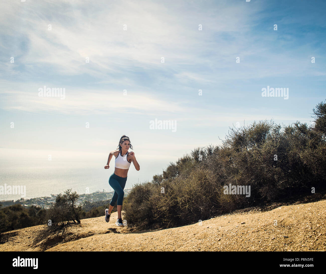 Mujer trotar en la montaña Foto de stock