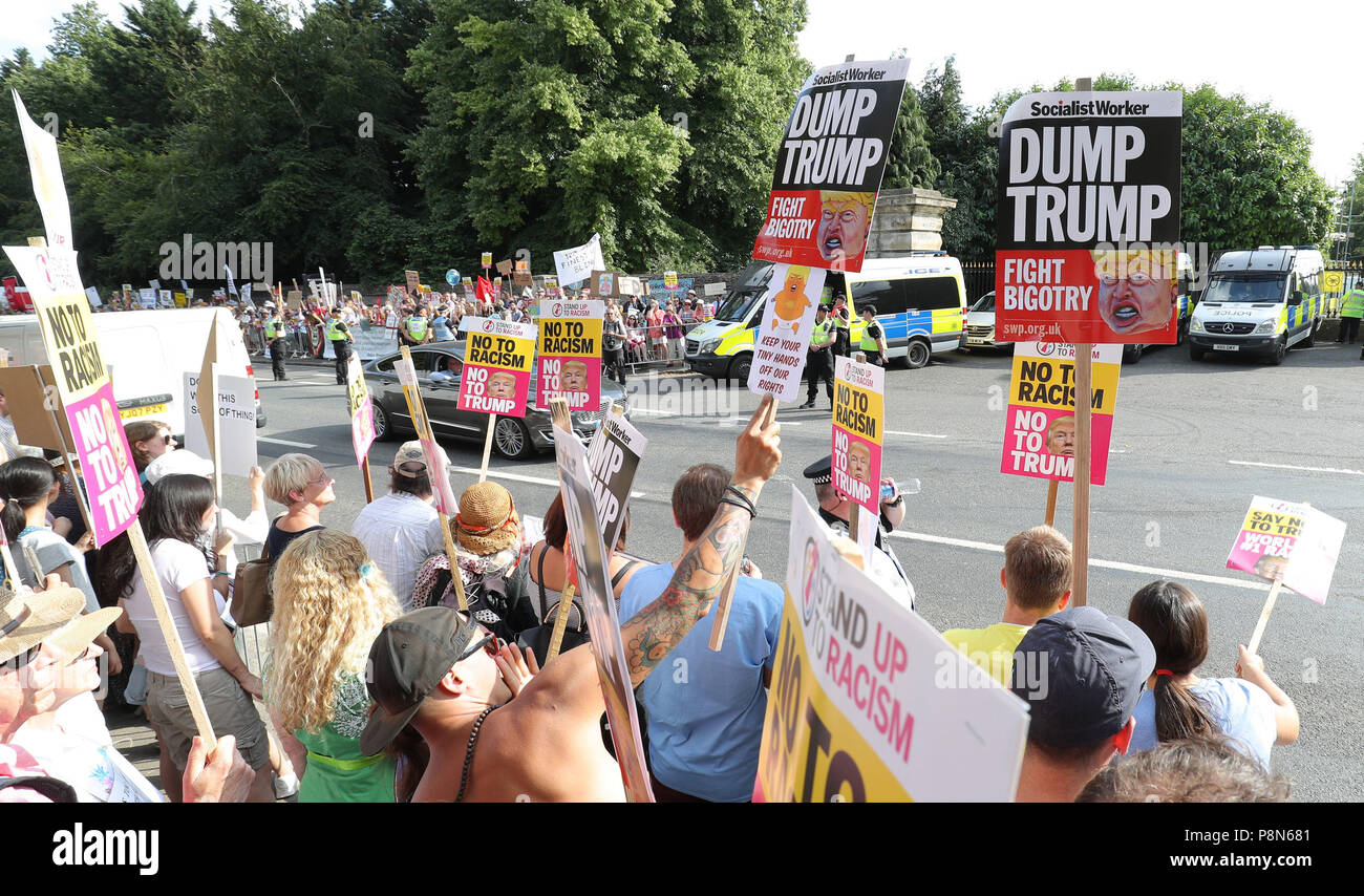 Los manifestantes fuera de la entrada al Palacio de Blenheim, Oxfordshire, antes de la cena ofrecida por el Primer Ministro Teresa Mayo para presidente de Estados Unidos, Donald Trump, como parte de su visita al Reino Unido. Foto de stock