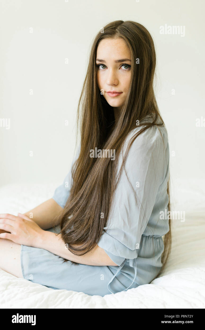 Retrato de mujer joven con cabello marrón largo Foto de stock