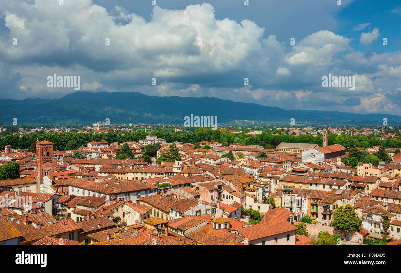 El centro histórico de Lucca panorama con las iglesias medievales de San Pedro y San Francisco Foto de stock