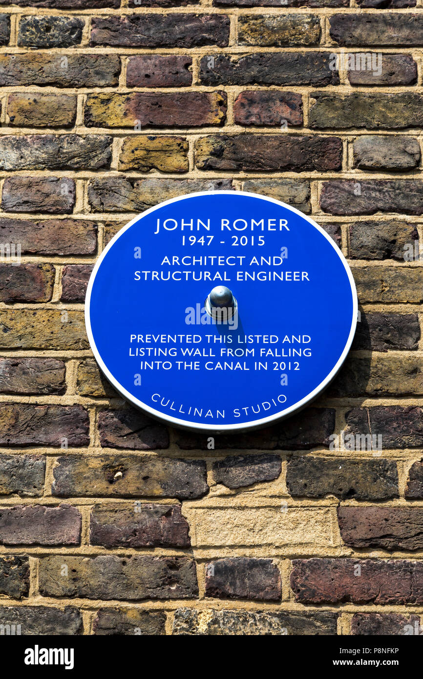 Placa azul en conmemoración de arquitecto e ingeniero John Romer, Londres, Reino Unido. Foto de stock