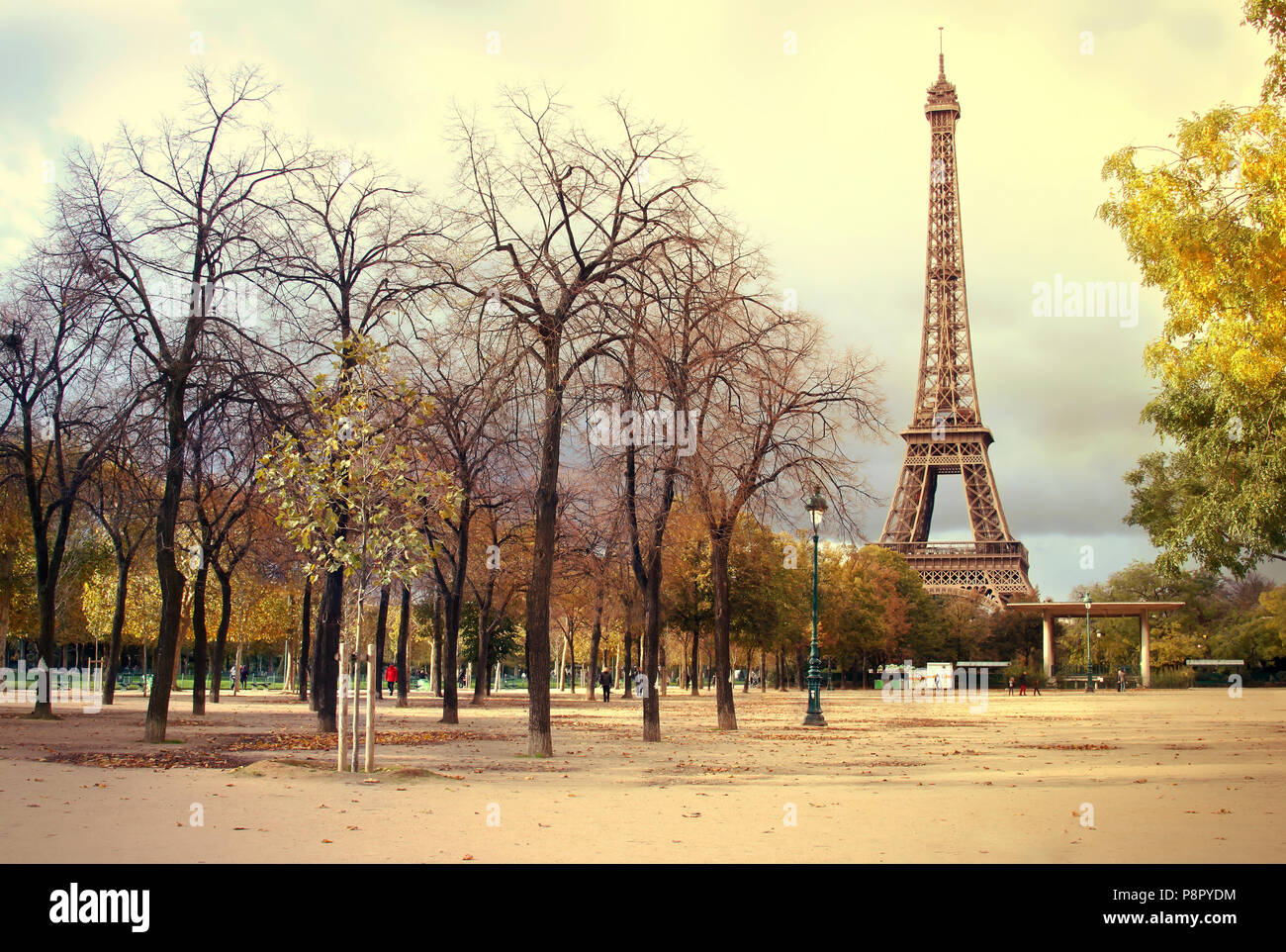 Vista de la torre Eiffel en París, cruzando el parque, artísticas filtro aplicado a la imagen Foto de stock