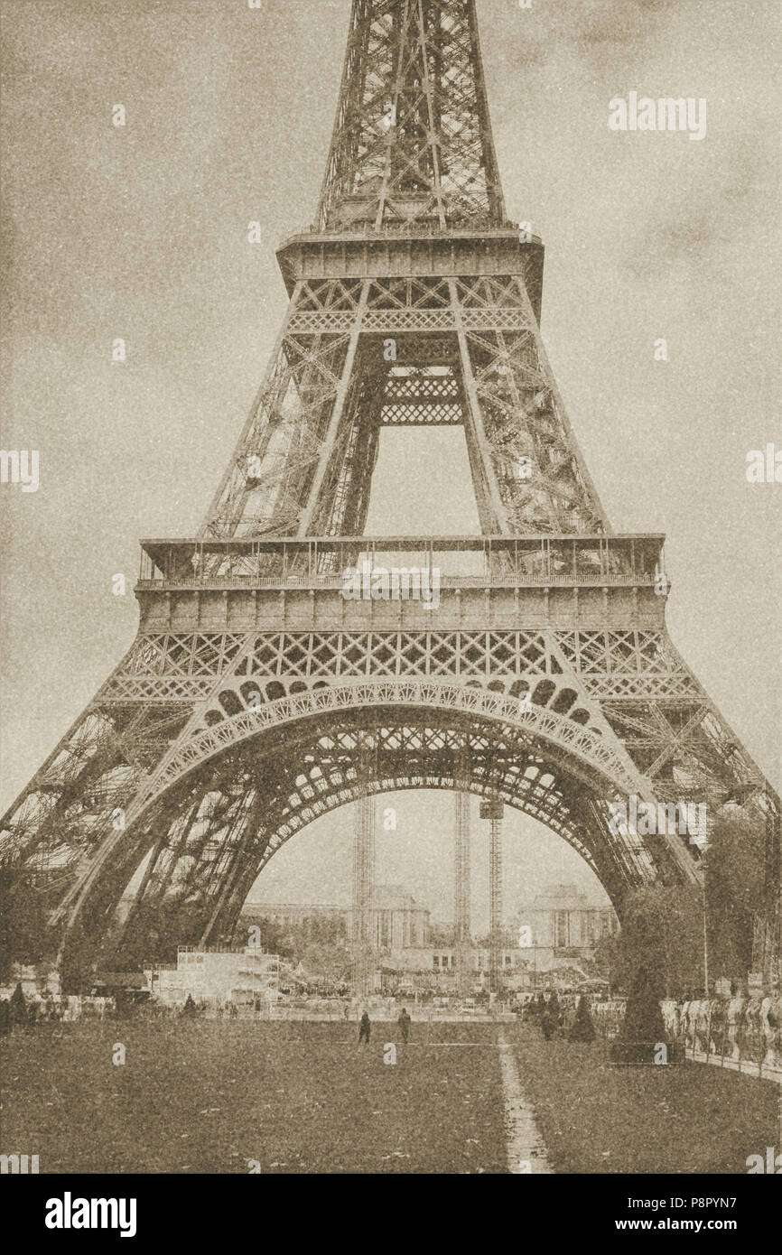 Vista de la Torre Eiffel desde el Champ de Mars con efectos artísticos para lavados vintage buscar Foto de stock