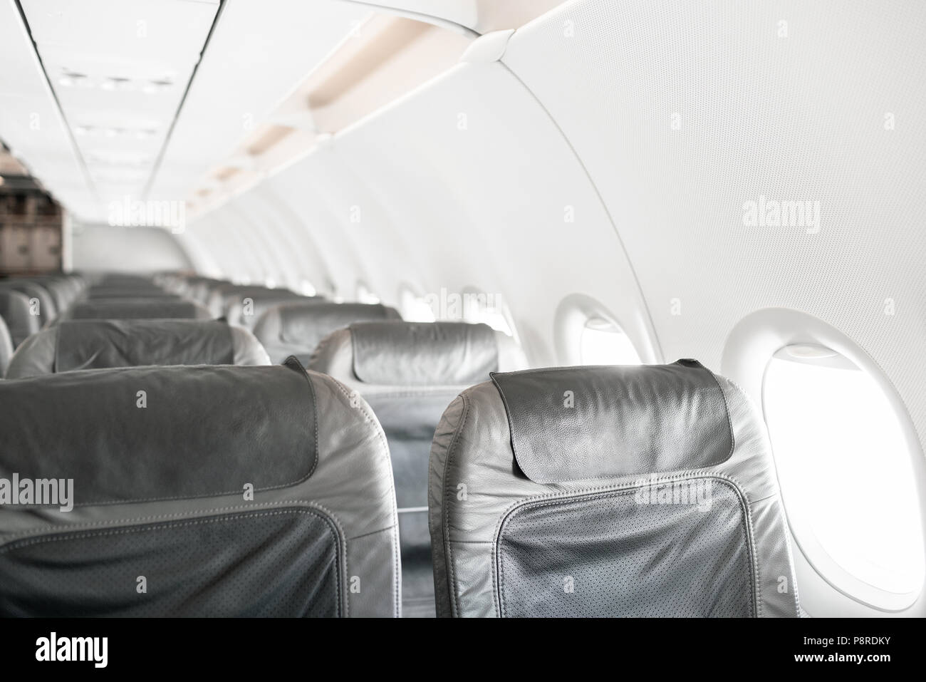 Los asientos de los aviones vacíos en la cabina. Los asientos de los aviones modernos en perspectiva. Concepto de transporte. Los aviones de larga distancia de vuelo internacional Foto de stock