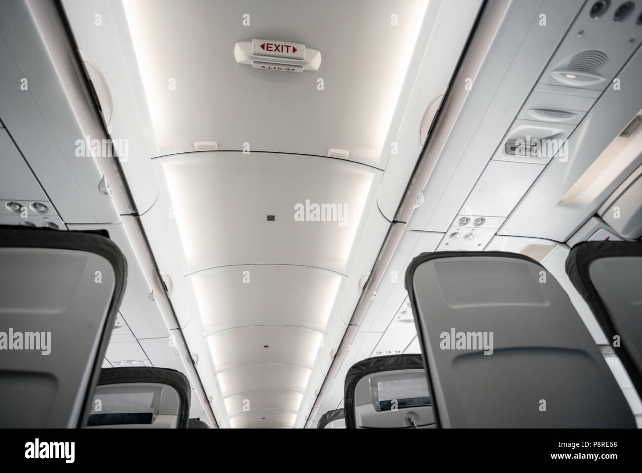 Los asientos de los aviones vacíos en la cabina. Los asientos de los aviones modernos en perspectiva. Concepto de transporte. Los aviones de larga distancia de vuelo internacional Foto de stock