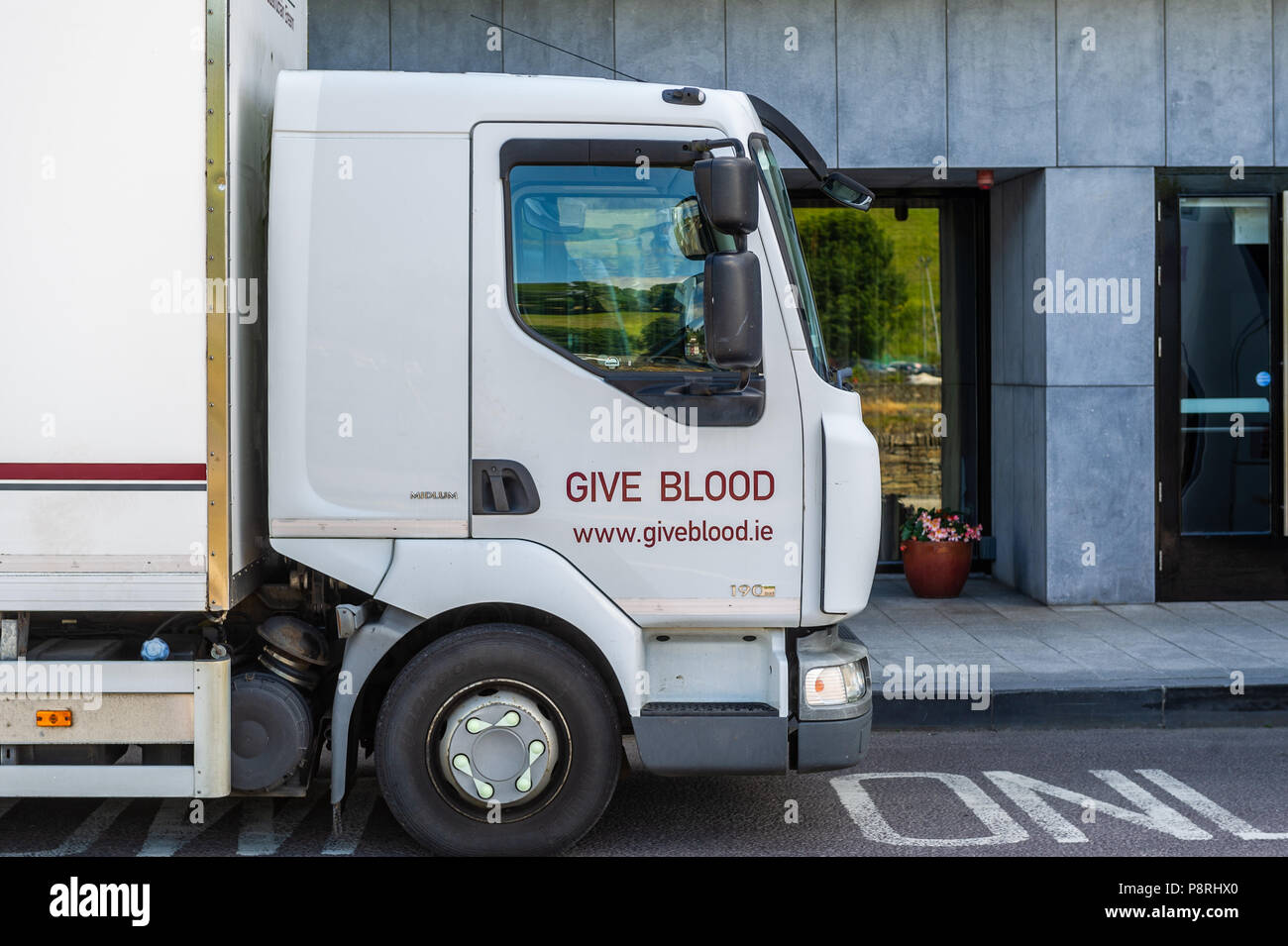 Donar sangre irlandesa camión estacionado afuera el hotel Maritime, Bantry, West Cork, Irlanda. Foto de stock