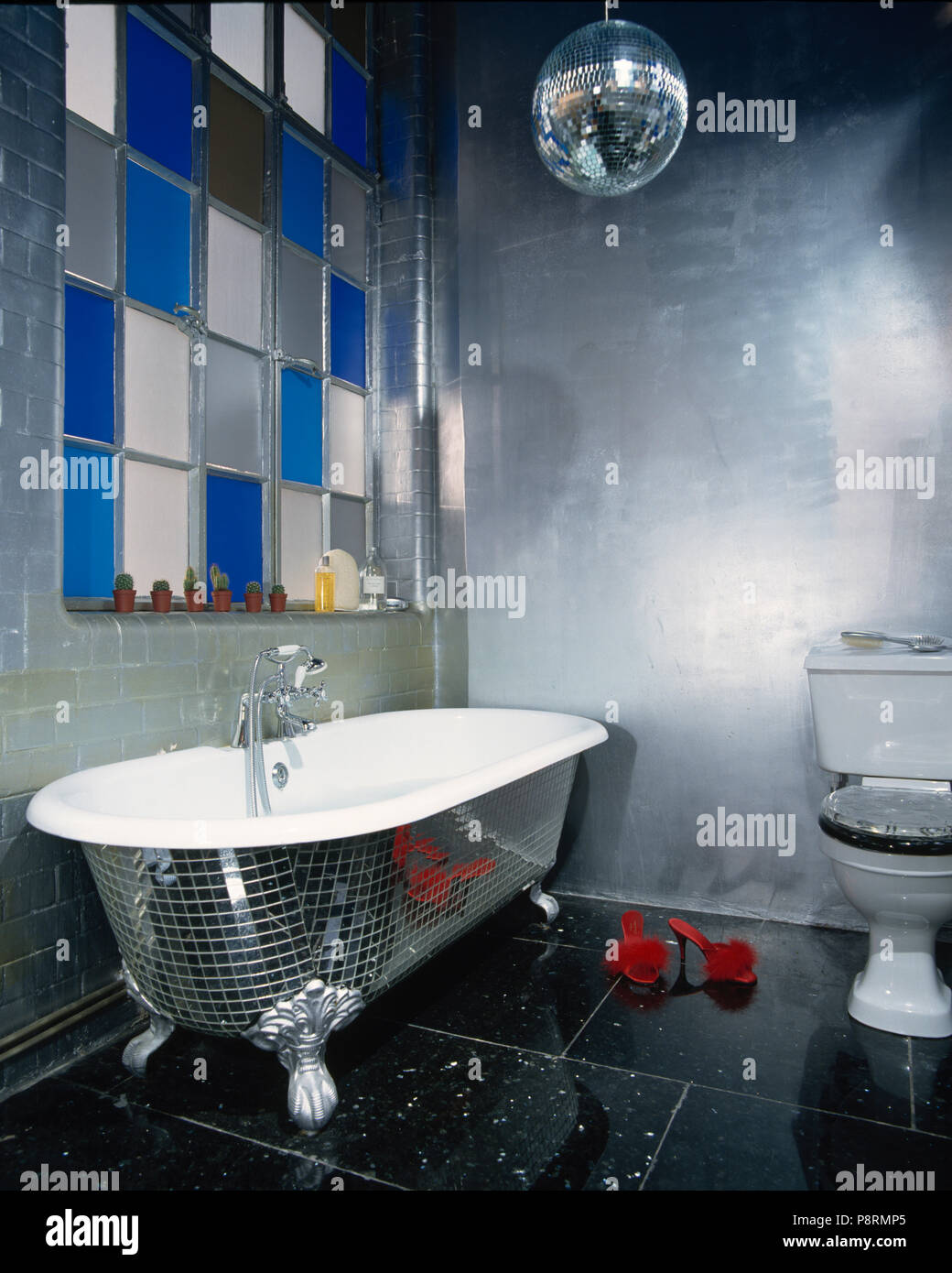 Discoteca grande y moderno baño inspirado con ventana de vidrio de color  plata y roll-top bañera Fotografía de stock - Alamy