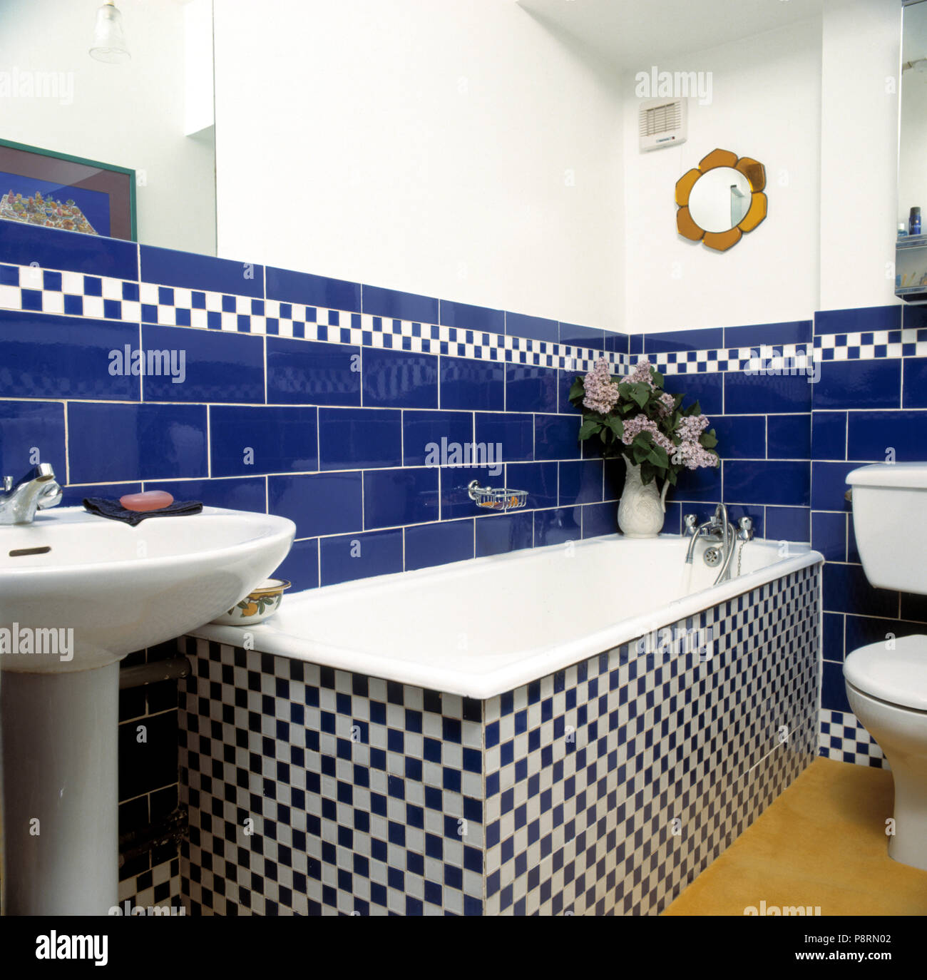 Azulejos de cerámica azul sobre la bañera con negro+Blanco en blanco  envolvente checkrboard baño tradicional Fotografía de stock - Alamy