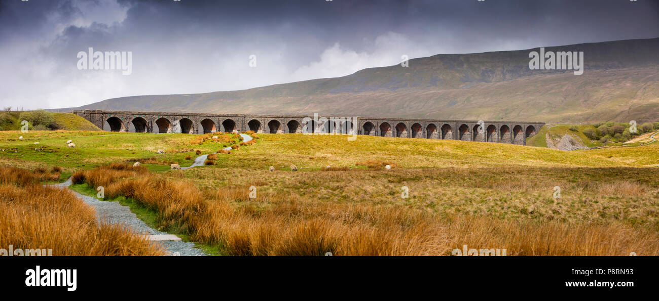 Reino Unido, Inglaterra, Yorkshire, Batty Moss, Ribblehead viaducto en liquidar a Carlisle línea ferroviaria, panorámicas Foto de stock