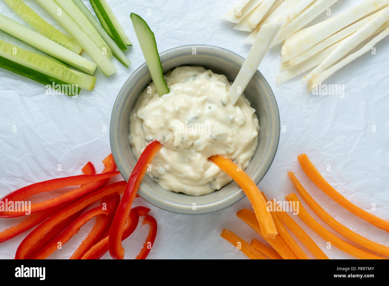 Verduras saludables y dip snack. Palitos de verduras y salsas en el tazón  Fotografía de stock - Alamy