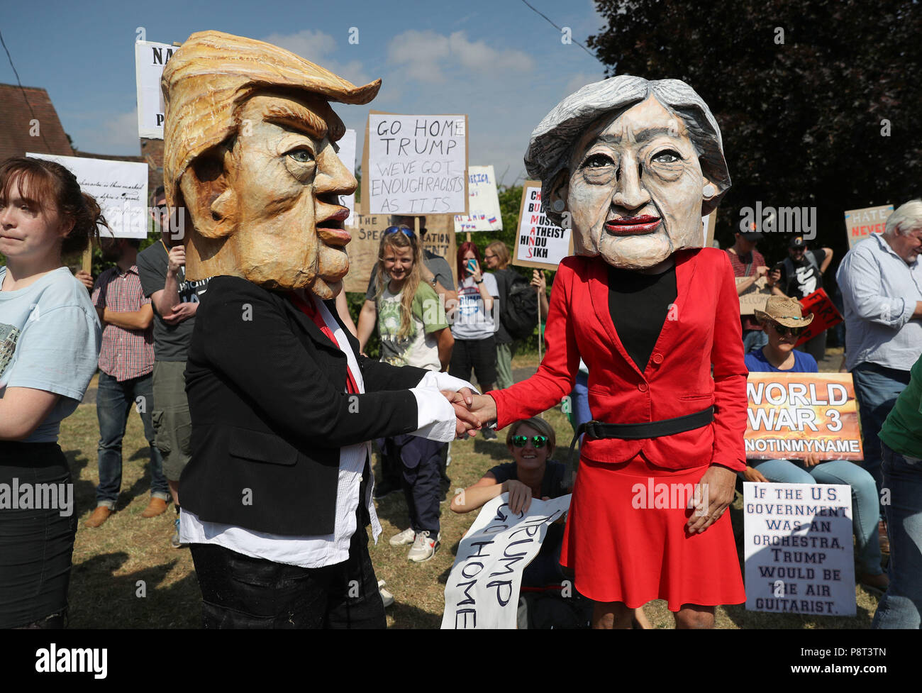 Los manifestantes vistiendo Donald Trump y Theresa jefes de papel mache pueden unirse a la protesta en Butler's Cross, cerca de la residencia del Primer Ministro en Chequers en Buckinghamshire, donde Teresa Mayo está manteniendo conversaciones con el Presidente de Estados Unidos, Donald Trump, en el segundo día de su visita al Reino Unido. Foto de stock