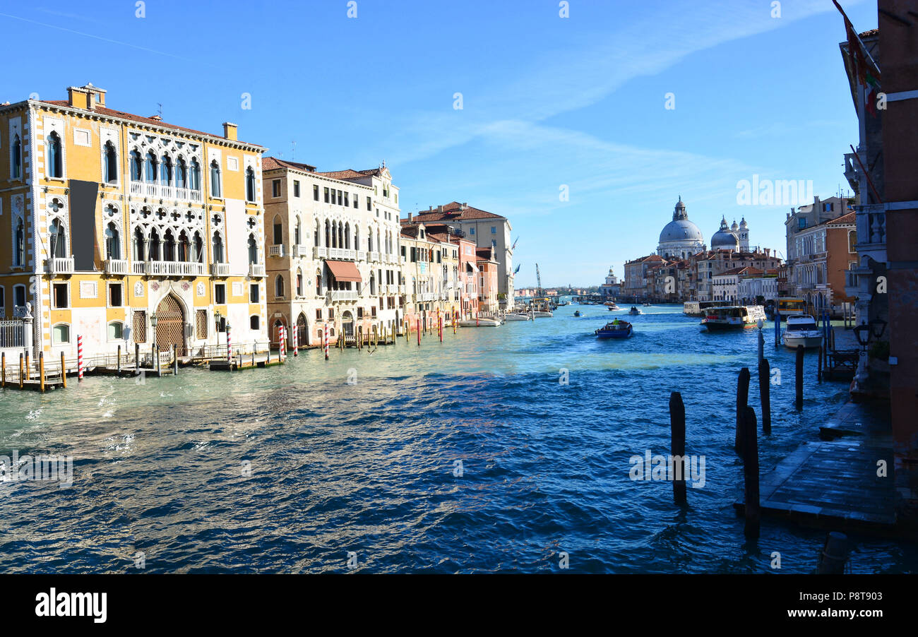 El Gran Canal de Venecia, en el barrio de la Academia Foto de stock