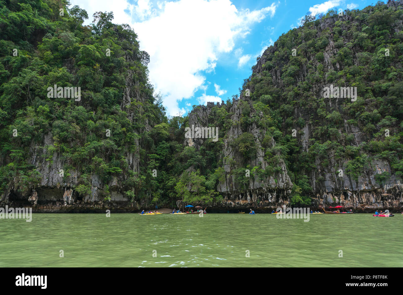 Phang Nga Bay se encuentra entre el sur de Tailandia continental y la isla de Phuket. También conocido como Parque Nacional Ao Phang Nga, acantilados de piedra caliza. Foto de stock