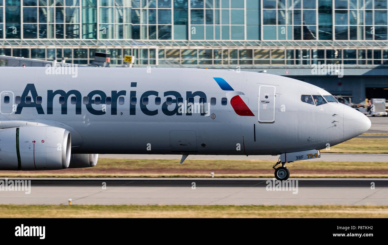 Avión de American Airlines Boeing 737 jet airliner avión aterrizaba Foto de stock