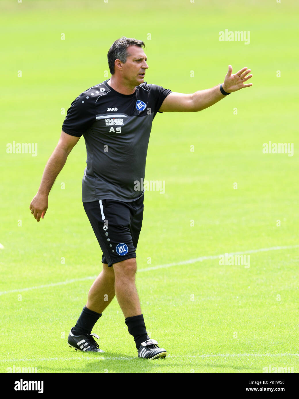 Entrenador Alois Schwartz (KSC) da las instrucciones. GES / Fútbol / 3ª Liga: Karlsruher SC - Training Camp Waidring, Tirol, Austria la temporada 2018/19, - 13.07.2018 | mundial de uso Foto de stock