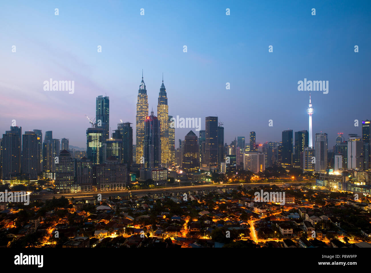 Paisaje urbano de Kuala Lumpur. Vistas panorámicas del horizonte de la ciudad de Kuala Lumpur durante el amanecer viendo la construcción de rascacielos y la torre Petronas en Malasia. Foto de stock