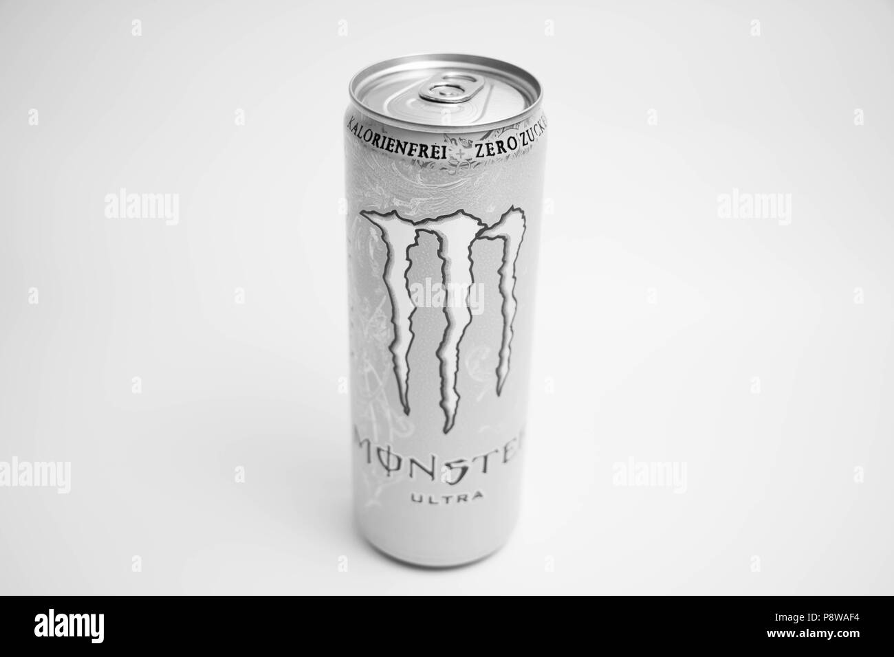 Lata de Monster Energy Drink sin azúcar Ultra Fotografía de stock - Alamy