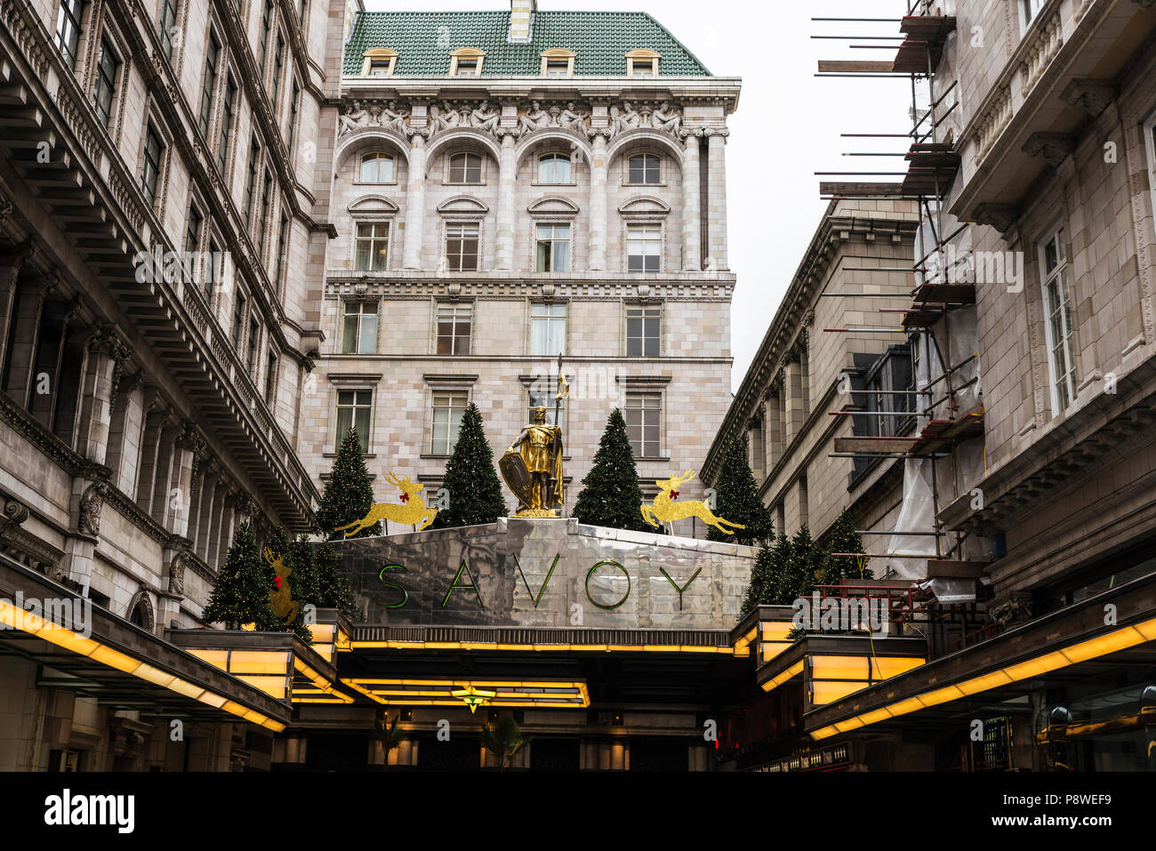 Londres, Reino Unido - 1 de enero de 2017: Fachada del Hotel Savoy con decoración de Navidad en Londres, Inglaterra, Reino Unido Foto de stock