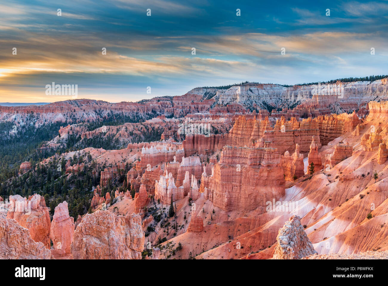 Amanecer al amanecer en el Parque Nacional Bryce Canyon en Utah Foto de stock