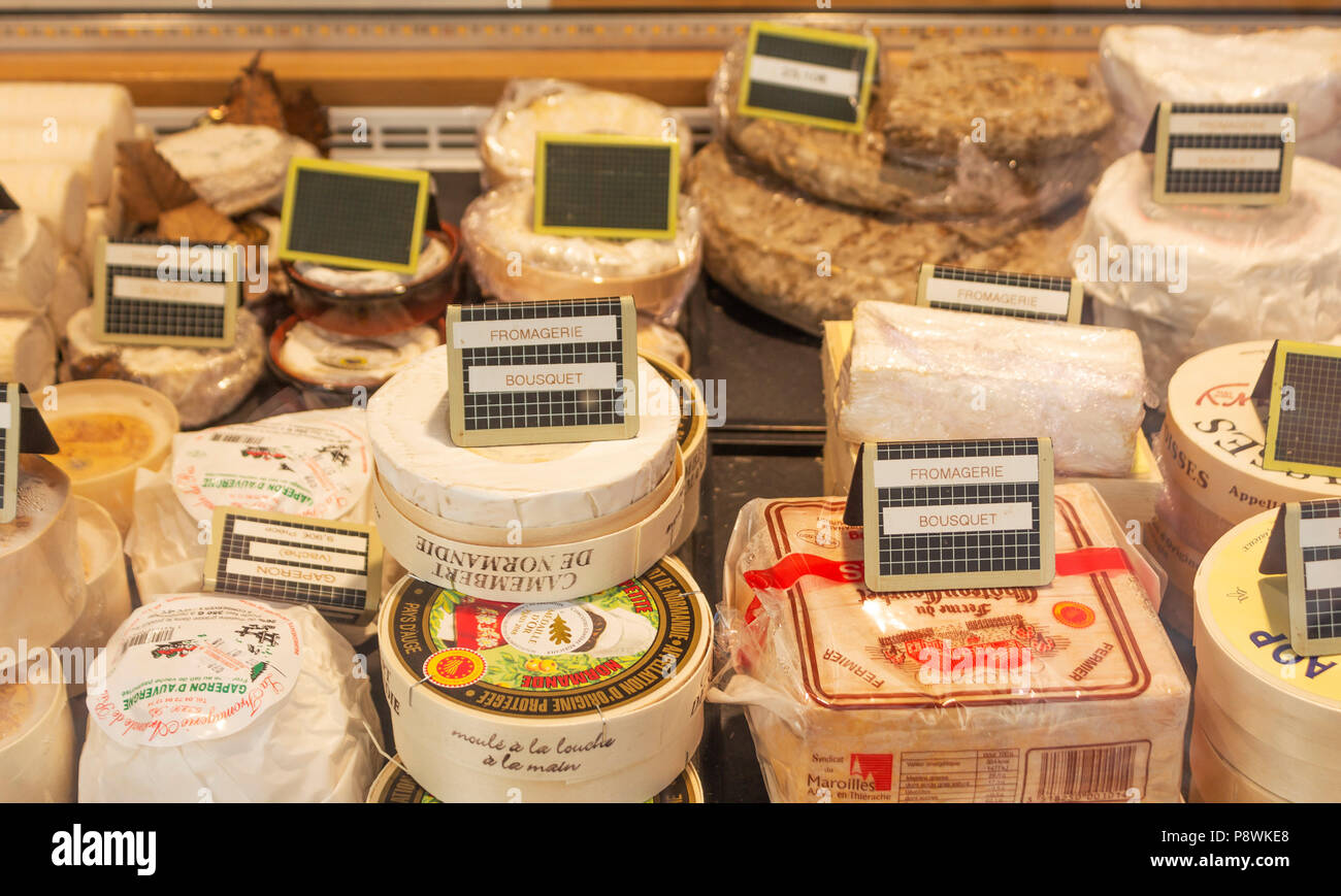 Variedad de quesos a la venta en la tienda en Carcassonne, Francia. Foto de stock