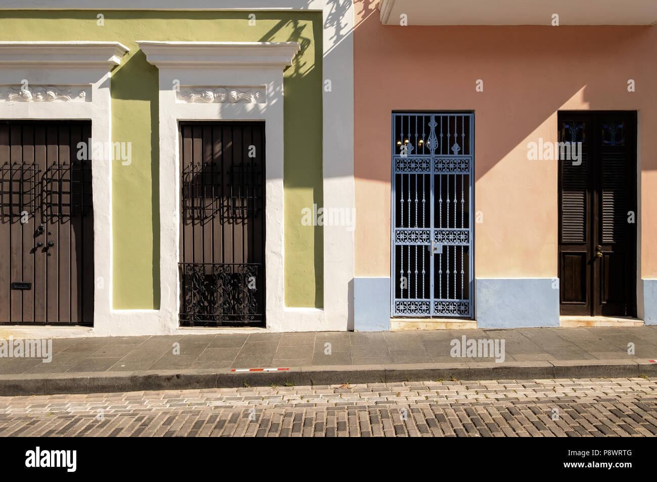 Casas multicolores en Puerto Rico en el mar Caribe Foto de stock