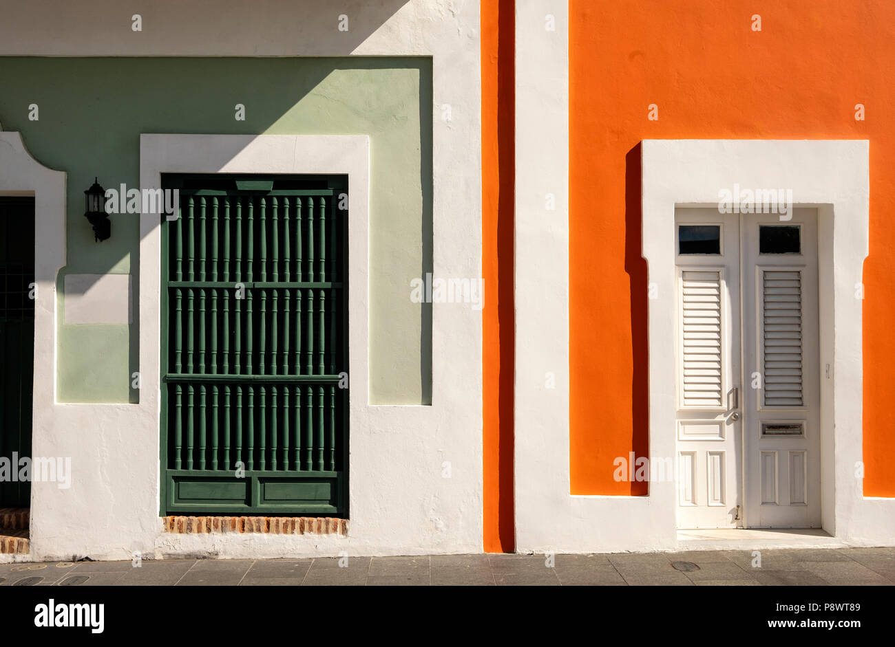 Casas multicolores en Puerto Rico en el mar Caribe Foto de stock