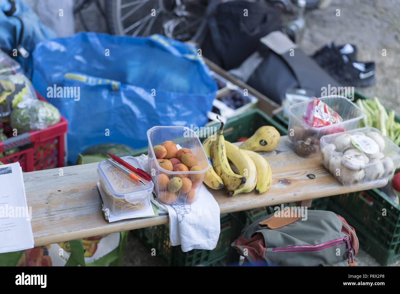 Alimentos Sharer regalando comida, se han salvado de la basura, en fairsitival Festival, 07.07.2018 | mundial de uso Foto de stock