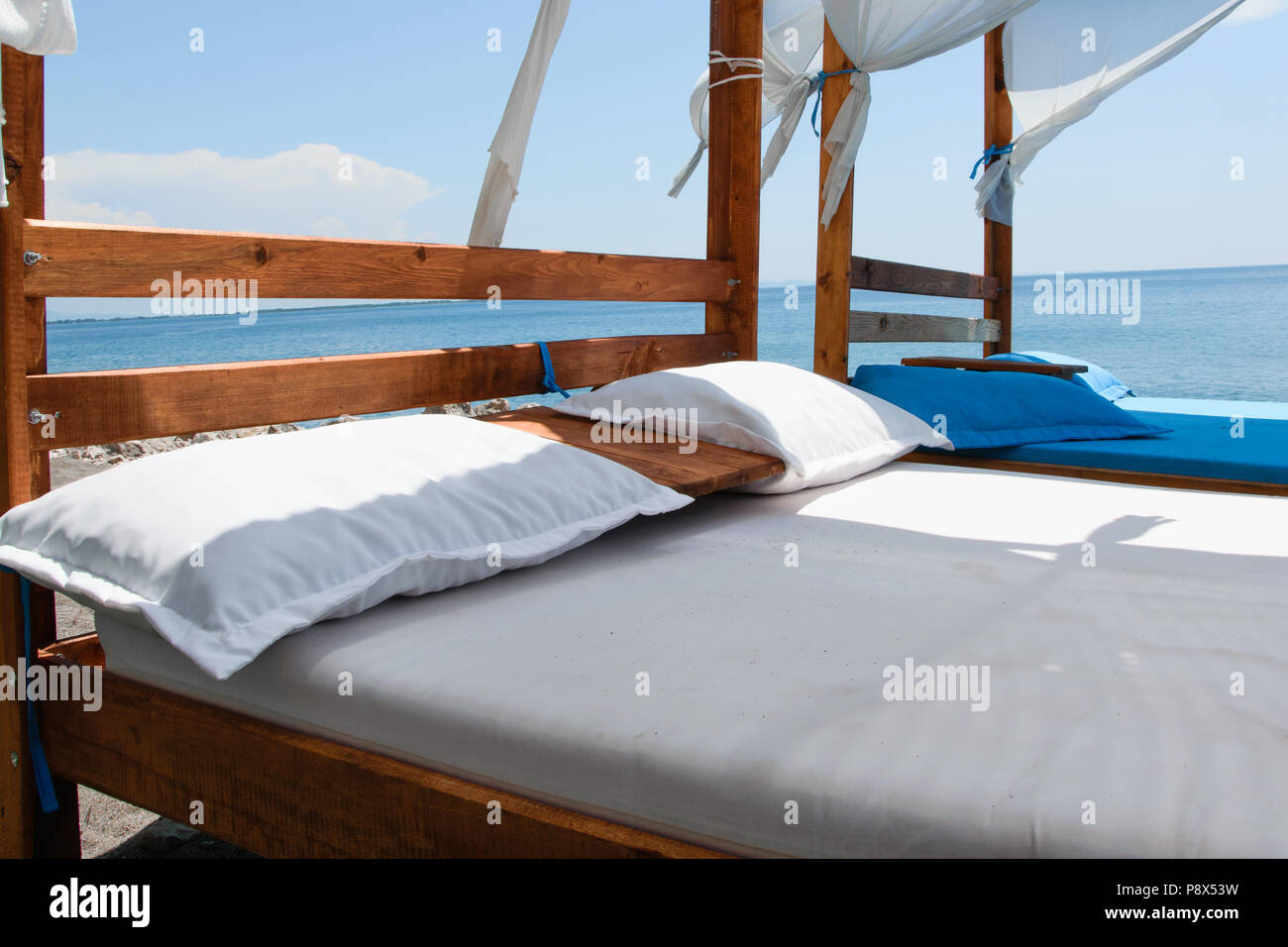 Cama de lujo y romántico a la orilla del mar para pasar unas relajantes  vacaciones/vacaciones Fotografía de stock - Alamy