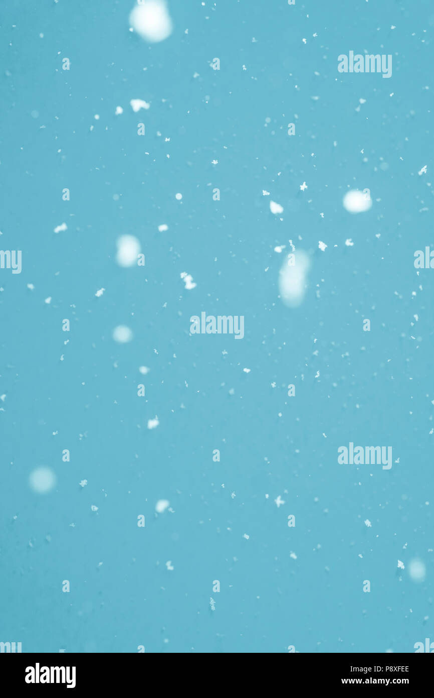 Los copos de nieve cayendo en medio del aire - Enfoque selectivo Foto de stock