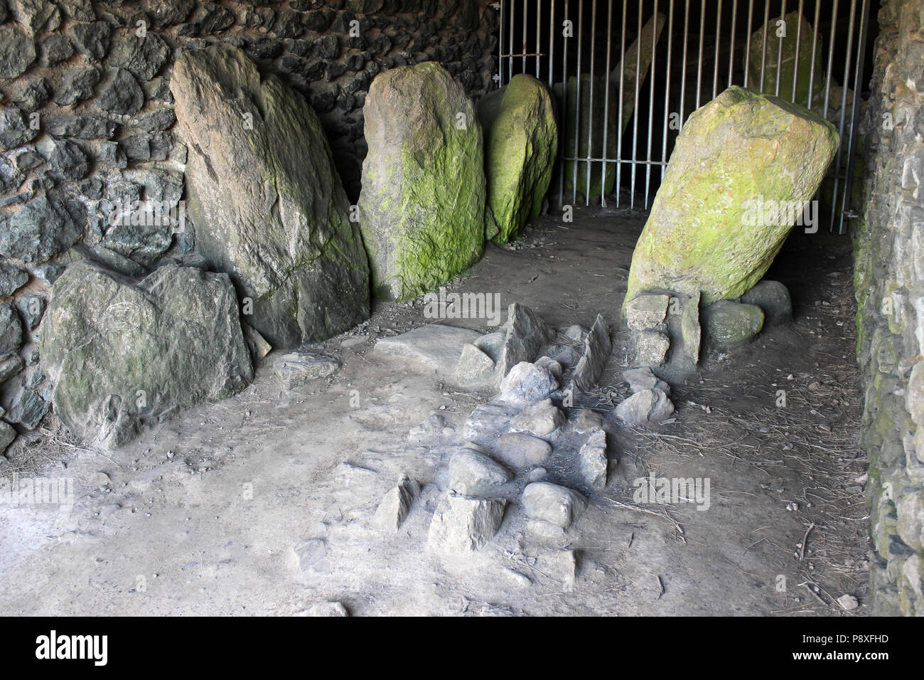 Barclodiad y Gawres cámara mortuoria Foto de stock