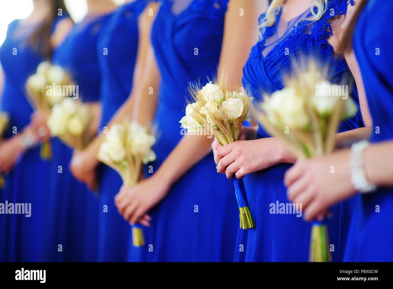 Fila de damas de honor vestidos vestido de azul la celebración de ramos de novia en la ceremonia de boda Fotografía de stock - Alamy Fila de damas de honor vestidos vestido de azul la celebración de ramos de novia en la ceremonia de boda Fotografía de stock - Alamy