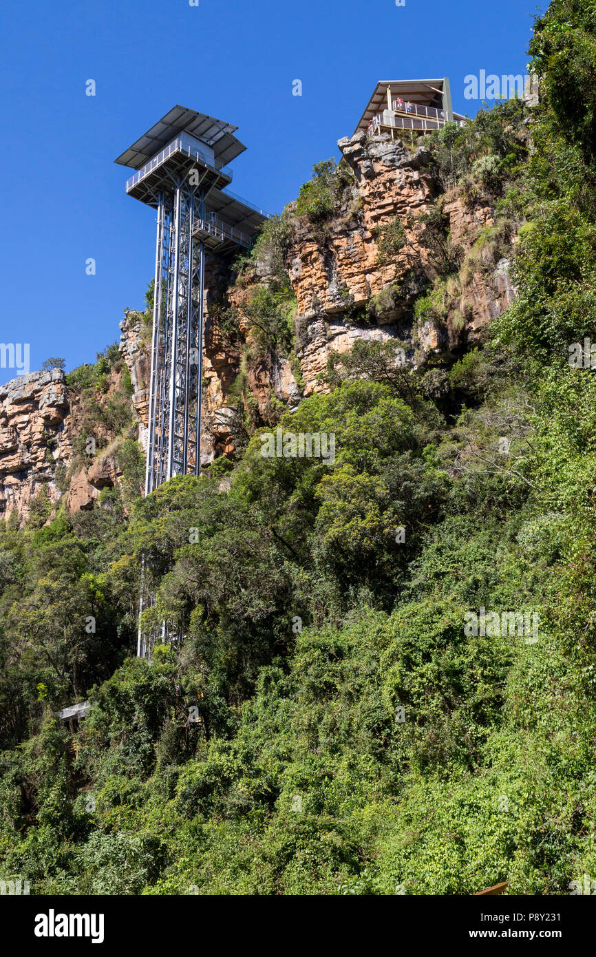 El desfiladero de Graskop elevación elevador vertical de la empresa quebrada en el popular sitio de bosque visto desde abajo Foto de stock