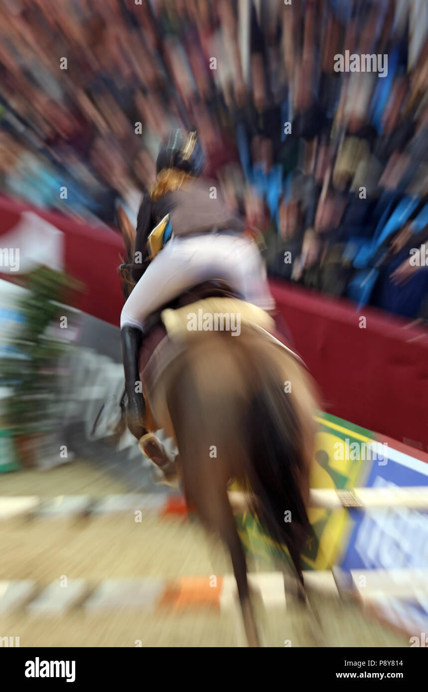 Neustadt (Dosse), dinámica, caballo y jinete jumping show jumping sobre un abrupto salto Foto de stock