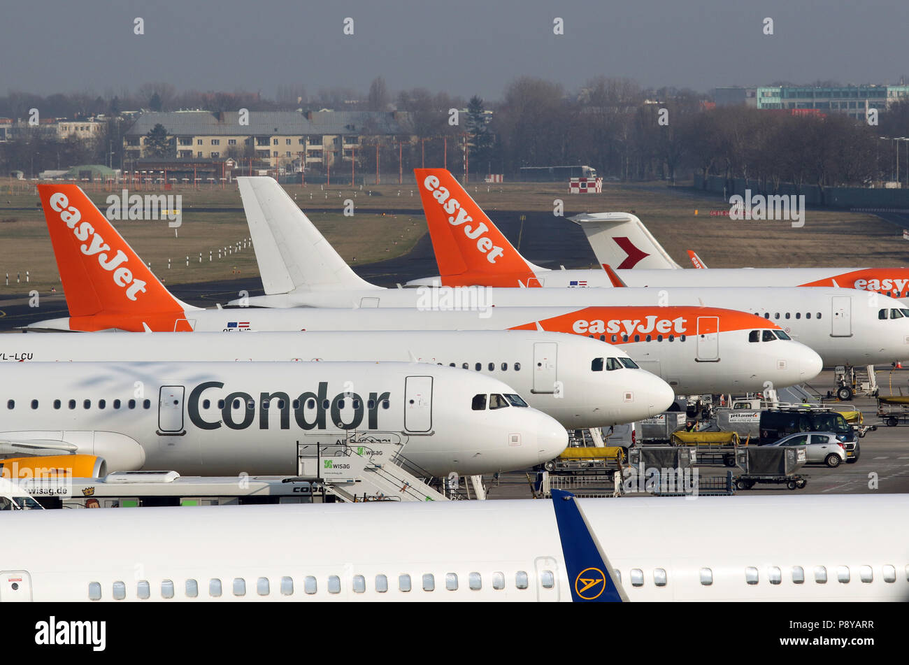 Berlín, Alemania, las máquinas de las compañías aéreas easyJet y Cóndor en la plataforma del aeropuerto de Berlin-Tegel Foto de stock