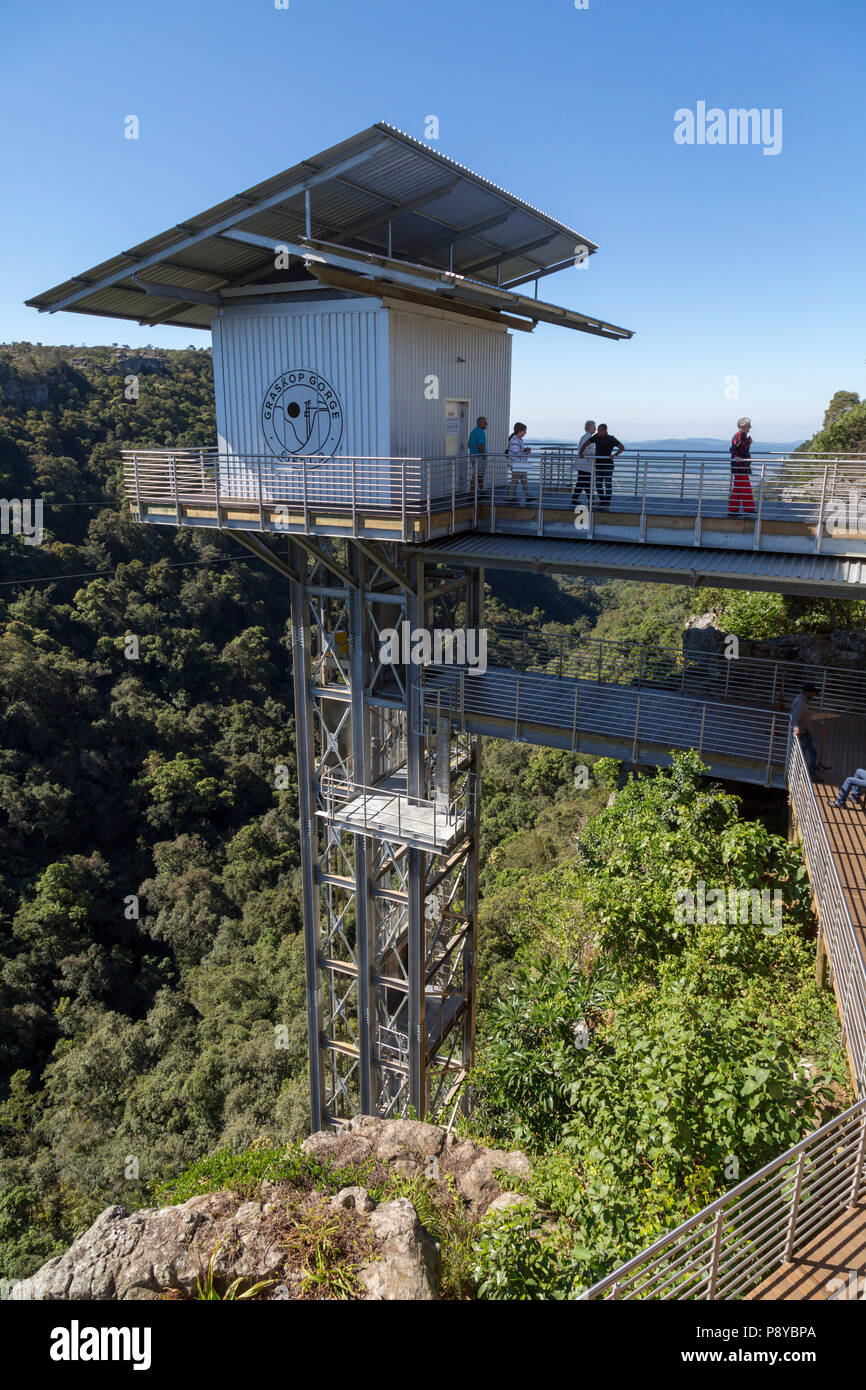 Los turistas en el desfiladero de Graskop elevación elevador vertical de la empresa quebrada en el popular sitio viewign Foto de stock