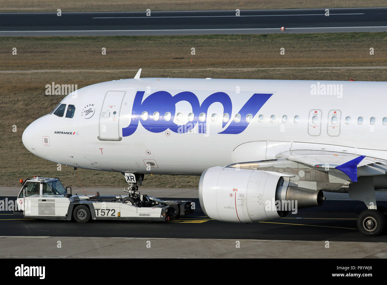 Berlín, Alemania, el Airbus A320 de la aerolínea Joon es movido por un vehículo de push-back Foto de stock