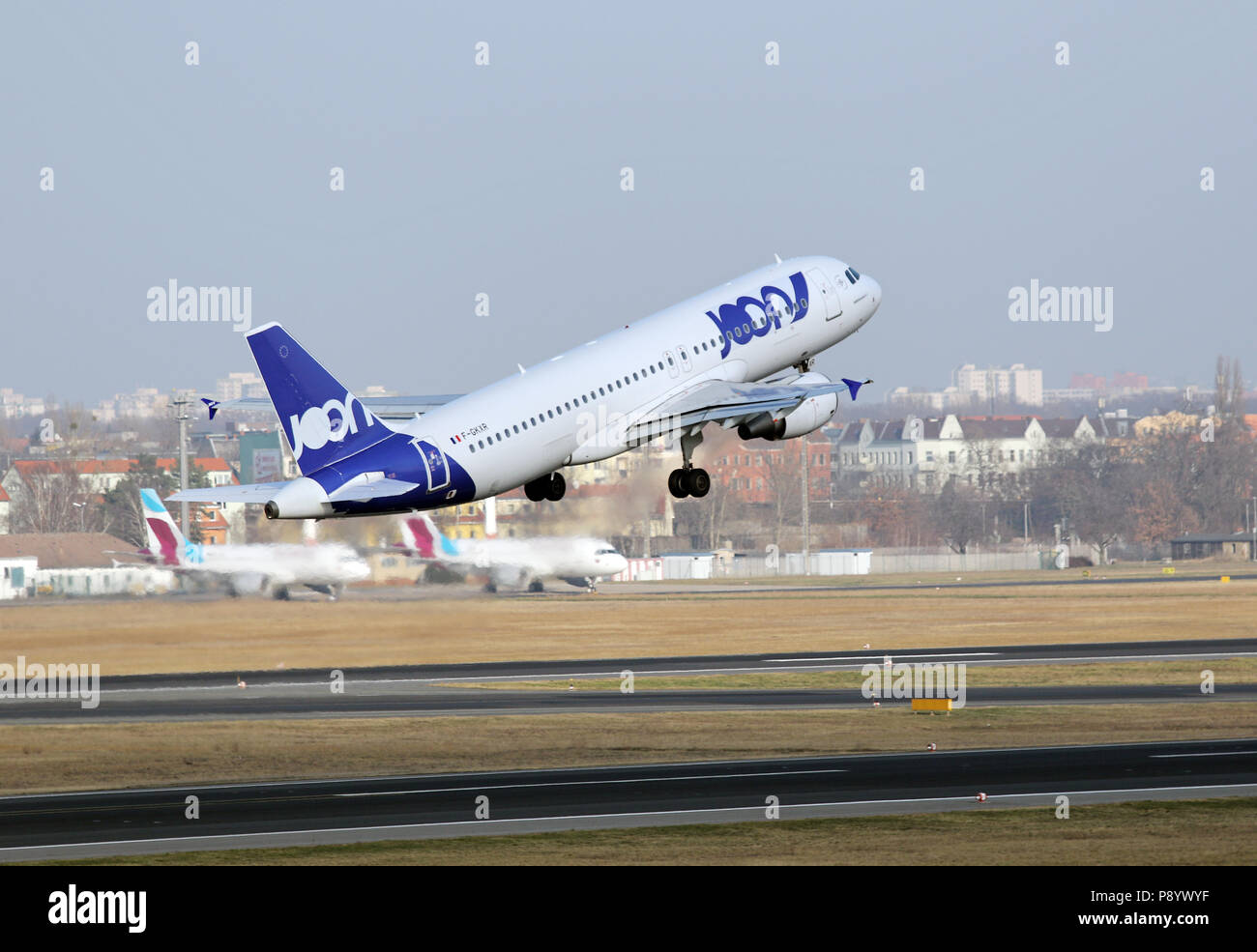 Berlín, Alemania, el Airbus A320 de Joon aerolínea en el despegue del aeropuerto Berlín-Tegel Foto de stock