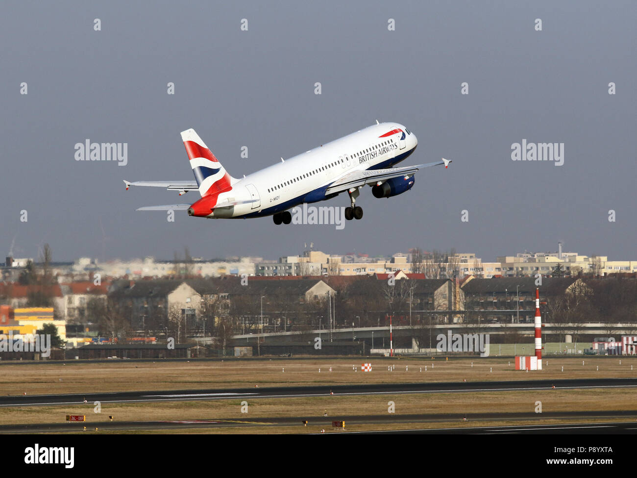 Berlín, Alemania, el Airbus A320 de la aerolínea British Airways en el despegue del aeropuerto de Berlin-Tegel Foto de stock