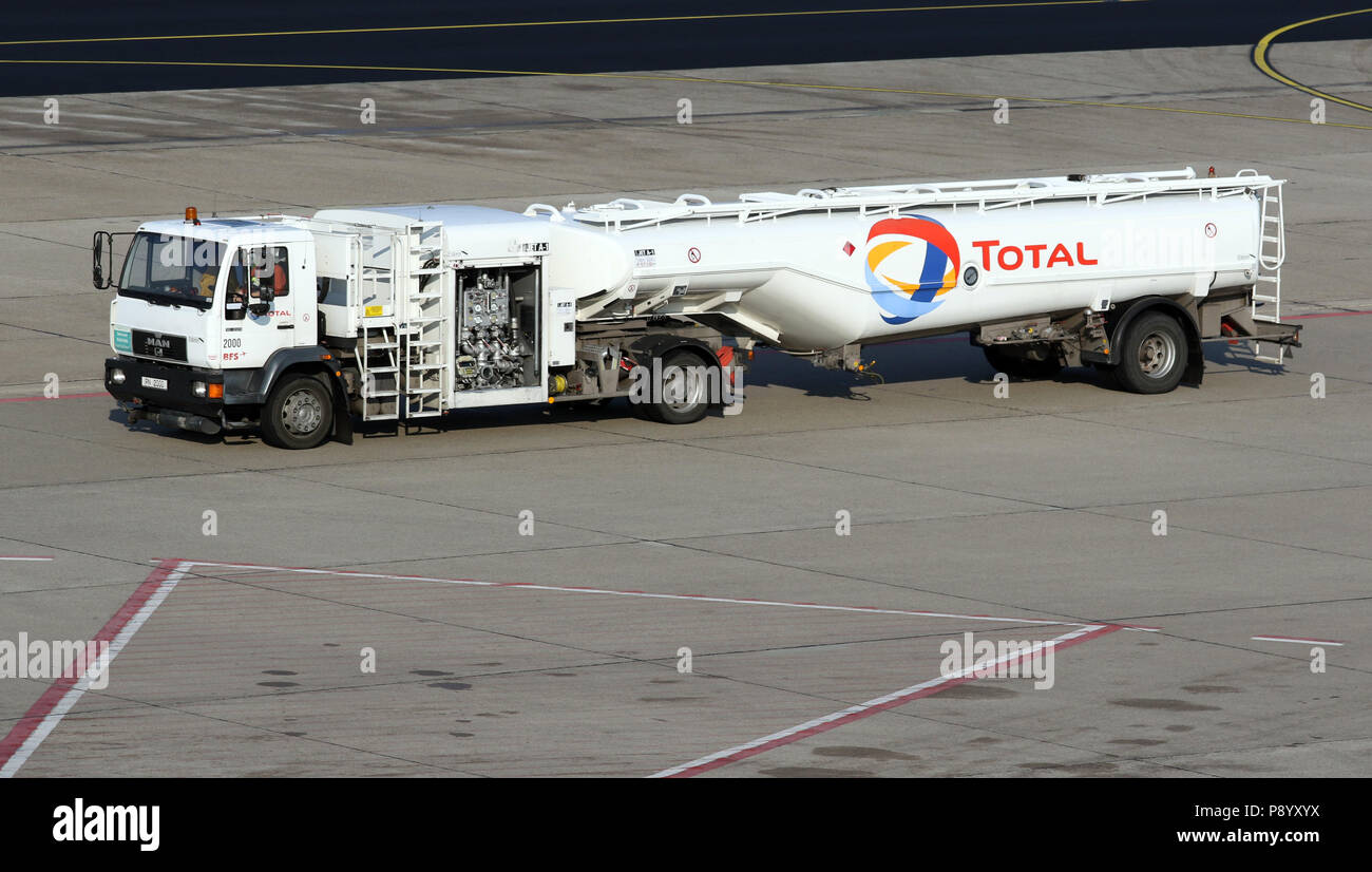 Berlín, Alemania, aeródromo petrolero de la empresa Total en la plataforma del aeropuerto de Berlin-Tegel Foto de stock