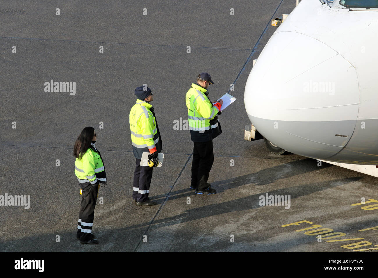 Berlín, Alemania, agentes de rampa controlar un avión en la plataforma del aeropuerto de Berlin-Tegel Foto de stock