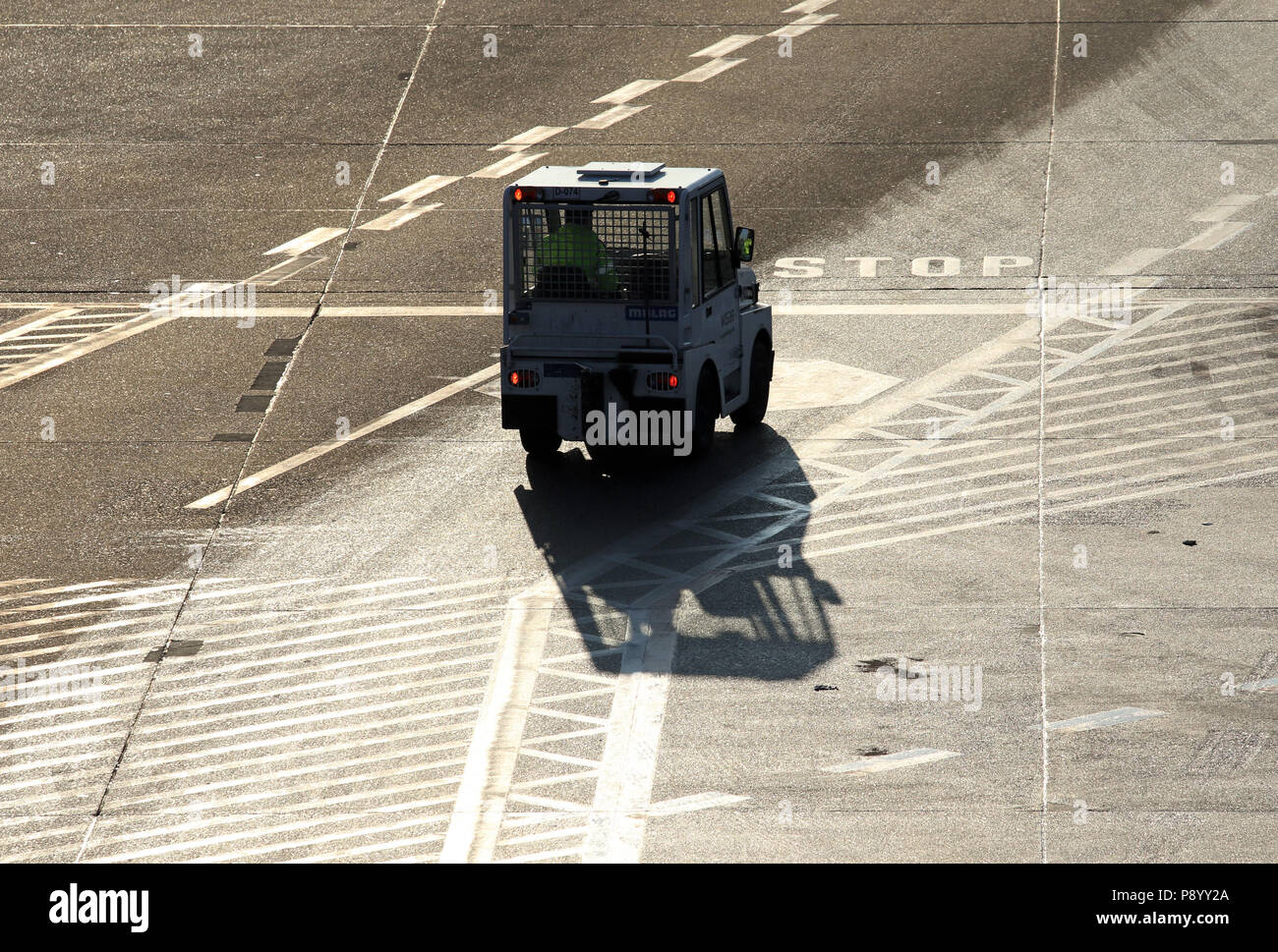 Berlín, Alemania, agente de rampa conduciendo un coche en la plataforma del aeropuerto de Berlín Tegel. Foto de stock