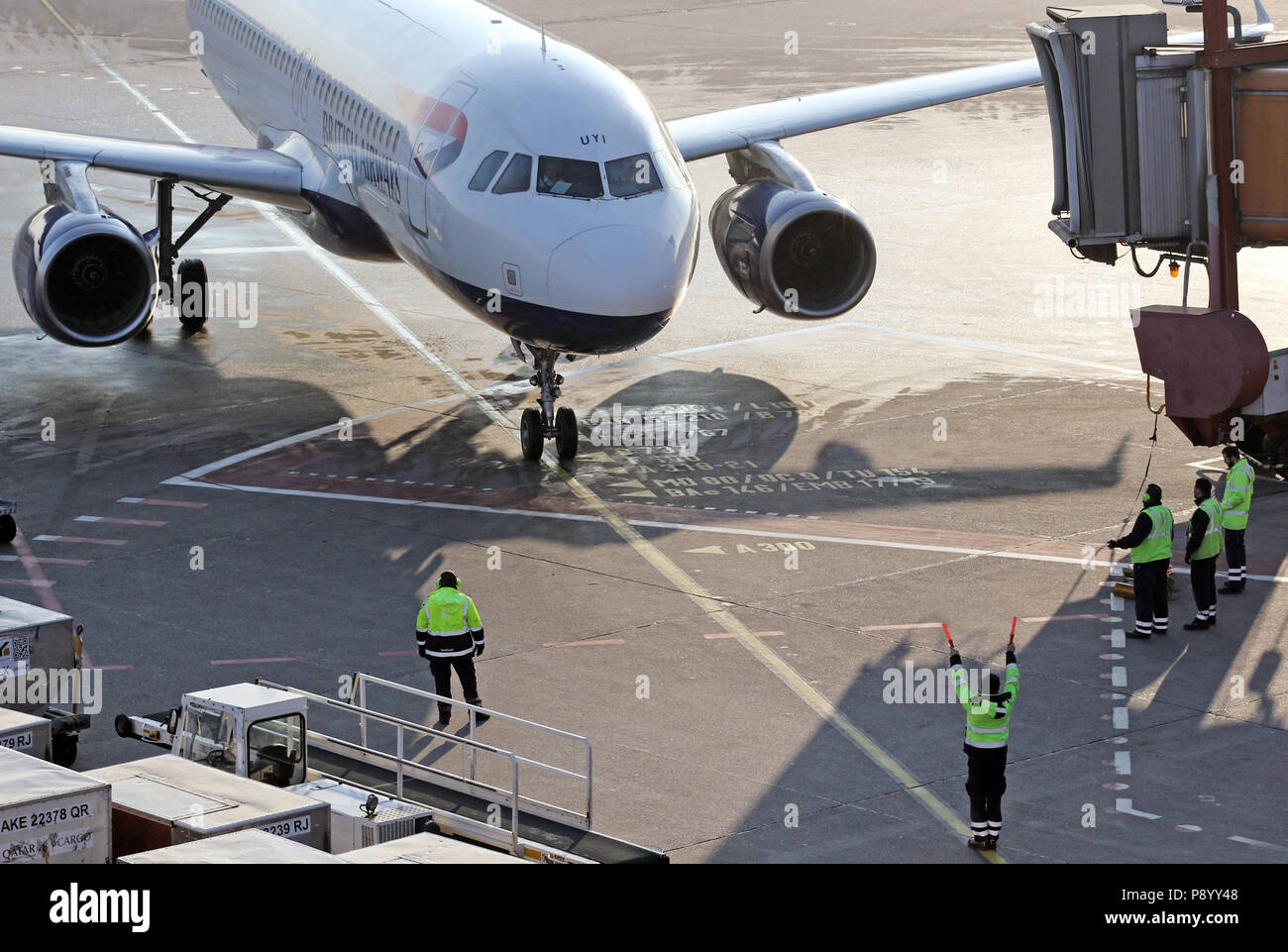 Berlín, Alemania, Rampa Agent coloca un avión de British Airways en el delantal de Berlín-Tegel en la posición de aparcamiento Foto de stock