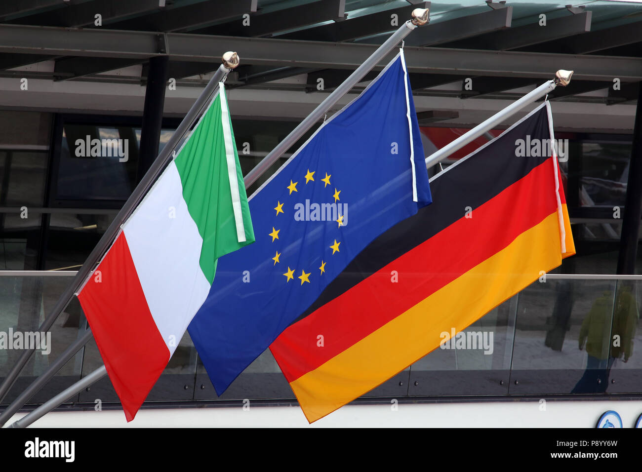 Reischach, Italia, la bandera nacional de Italia, la bandera de la Unión Europea y la bandera nacional de la República Federal de Alemania Foto de stock