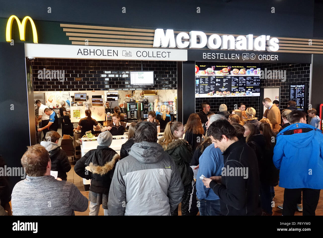 Hermsdorf, Alemania, las personas están esperando en un almacén de McDonalds en la orden y pick-up counter Foto de stock