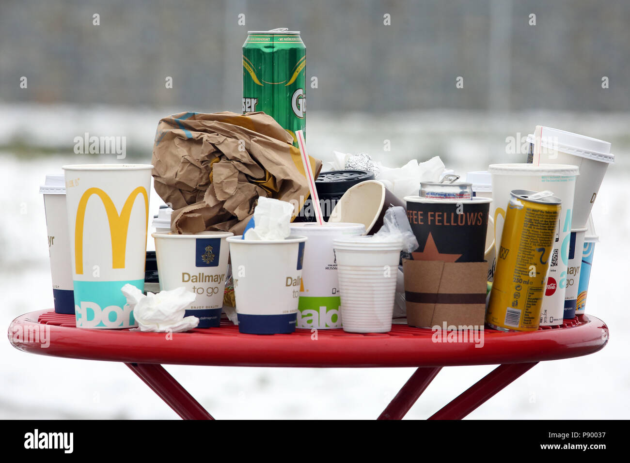 Hermsdorf, Alemania, vacías tazas de café, latas de bebidas y papel arrugado patos en un área de descanso de la tabla Foto de stock