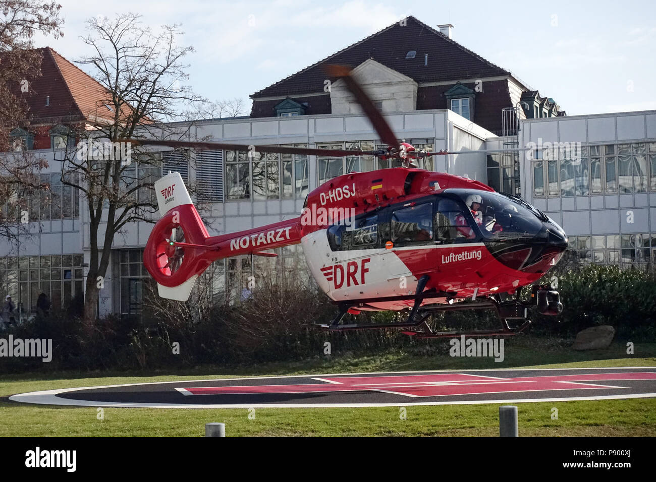 Berlín, Alemania, el helicóptero de rescate de la DRF Luftrettung despega desde el sitio de aterrizaje de la Klinikum Vivantes Neukoelln Foto de stock