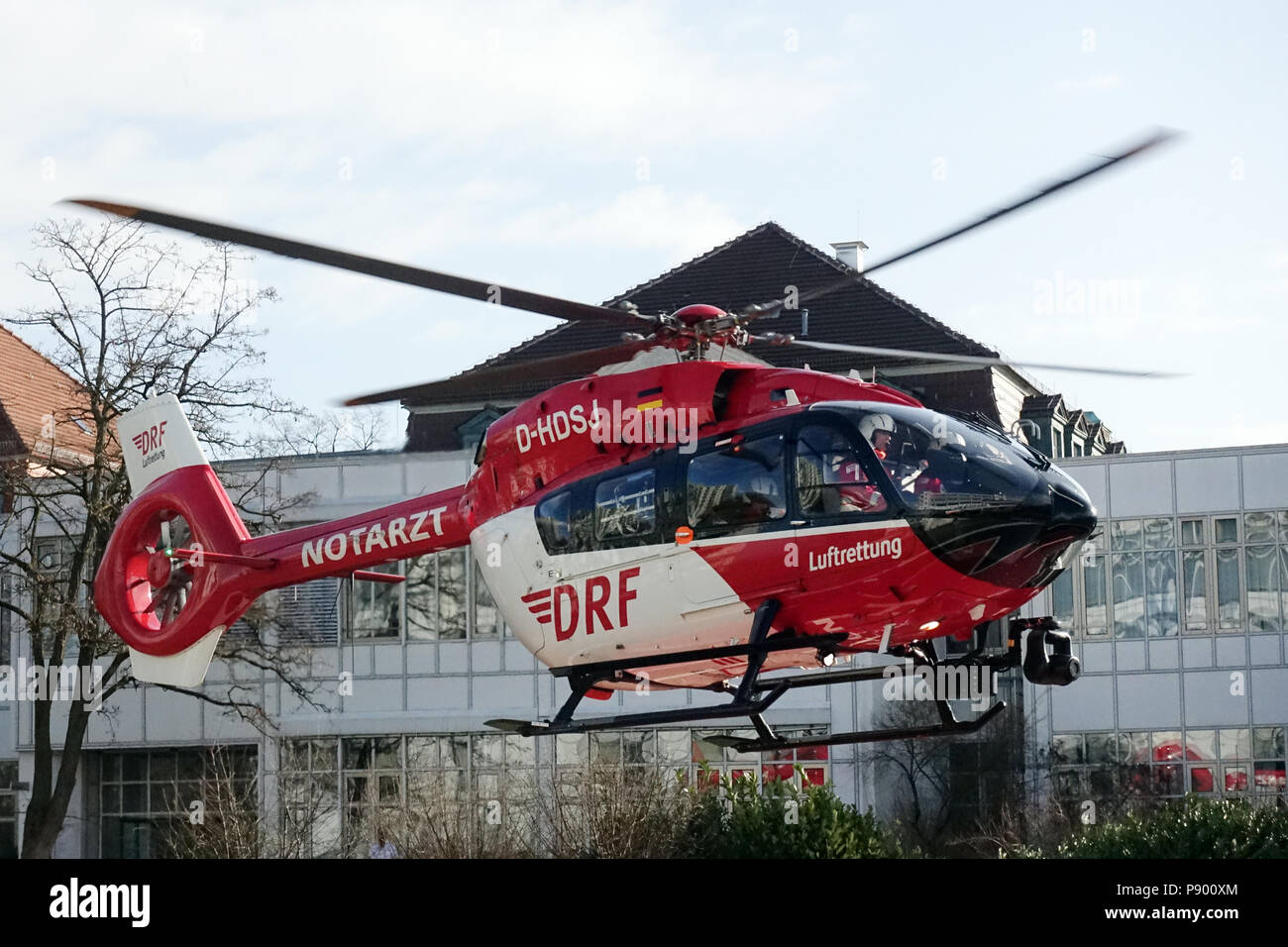 Berlín, Alemania, el helicóptero de rescate de la DRF Luftrettung empieza delante de Klinikum Vivantes Neukoelln Foto de stock